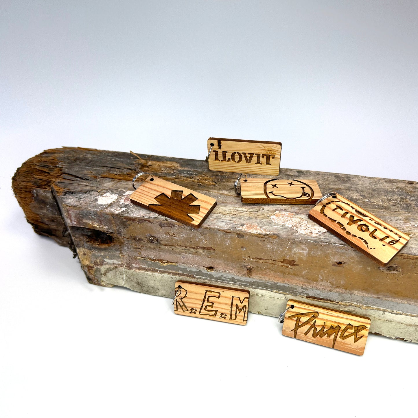 Houten sleutelhanger Tivoli “Nirvana” (concertplankje), uniek duurzaam muzieksouvenir.