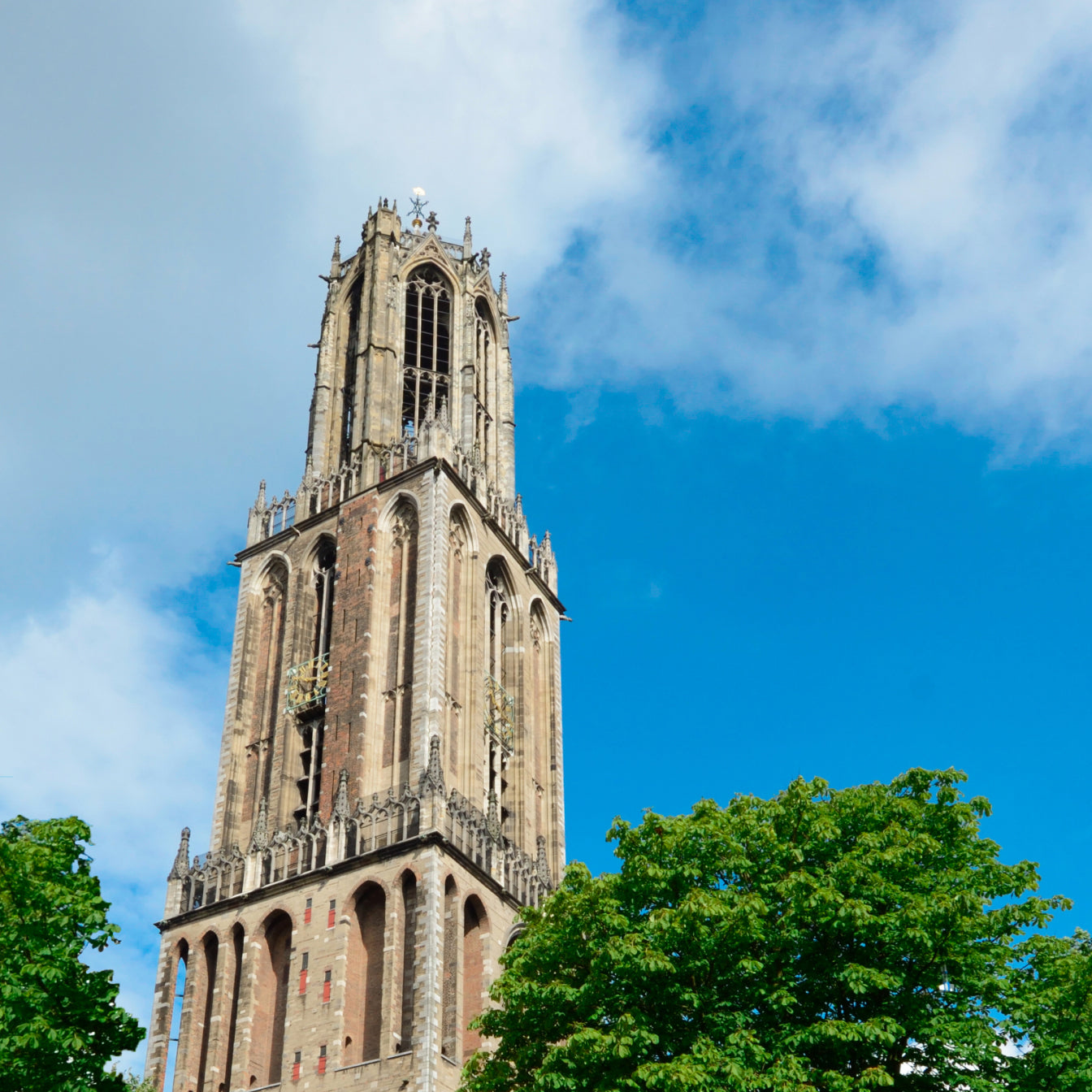 Kleine houten Domtoren-kerstklok, gemaakt van echt Domtorenhout, circulair souvenir.