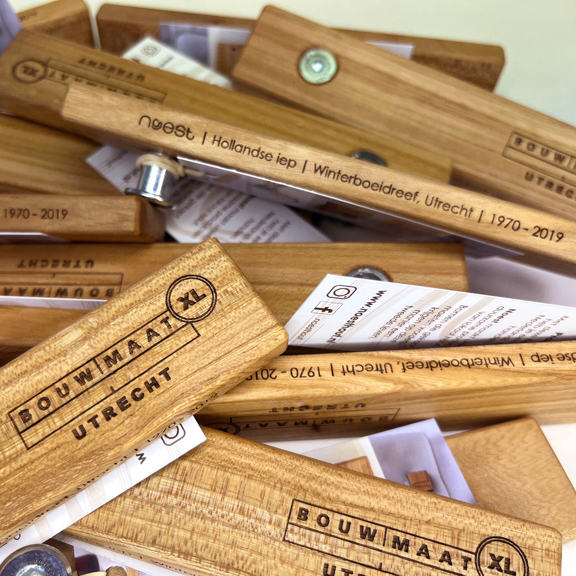 Houten bieropener met gravering