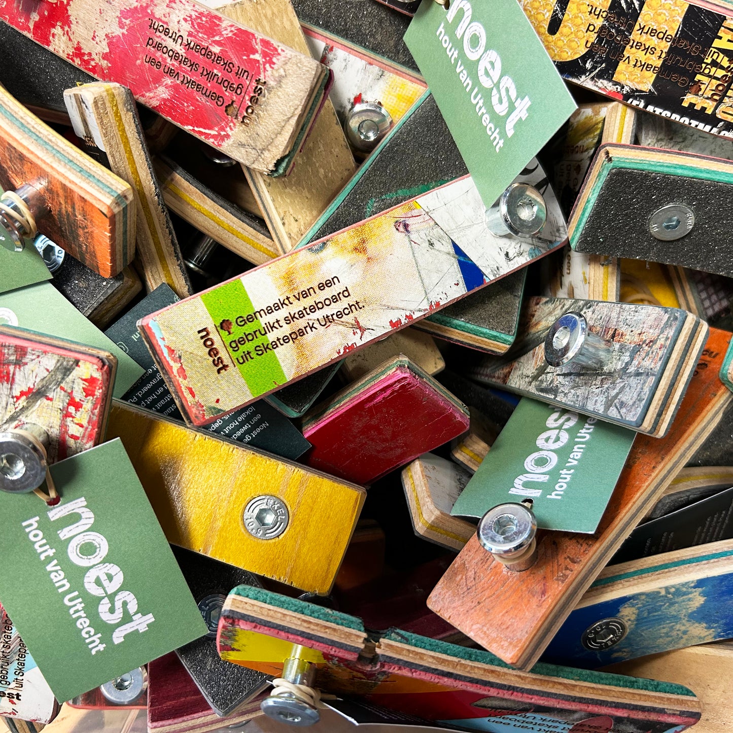 Vrolijke flesopener gemaakt van gerecycled skateboardhout – duurzaam en kleurrijk.