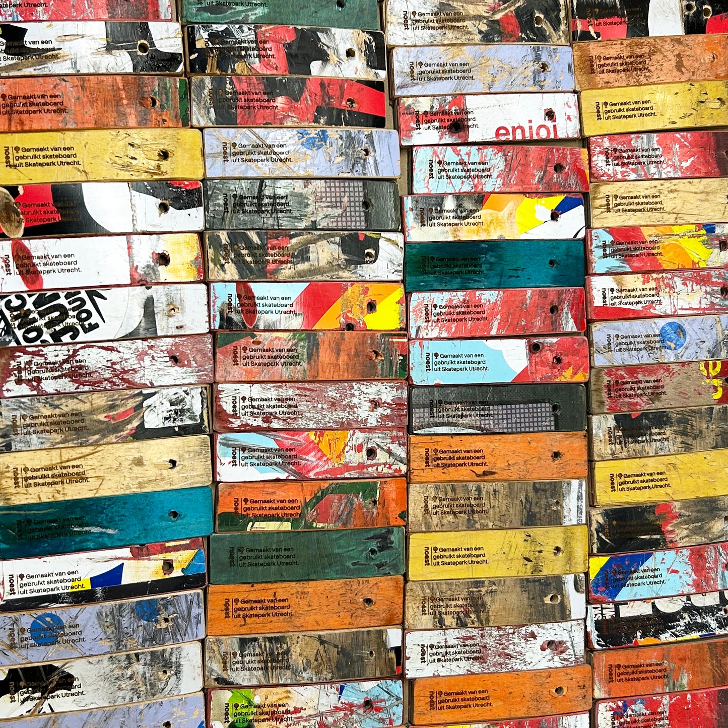 Vrolijke flesopener gemaakt van gerecycled skateboardhout – duurzaam en kleurrijk.
