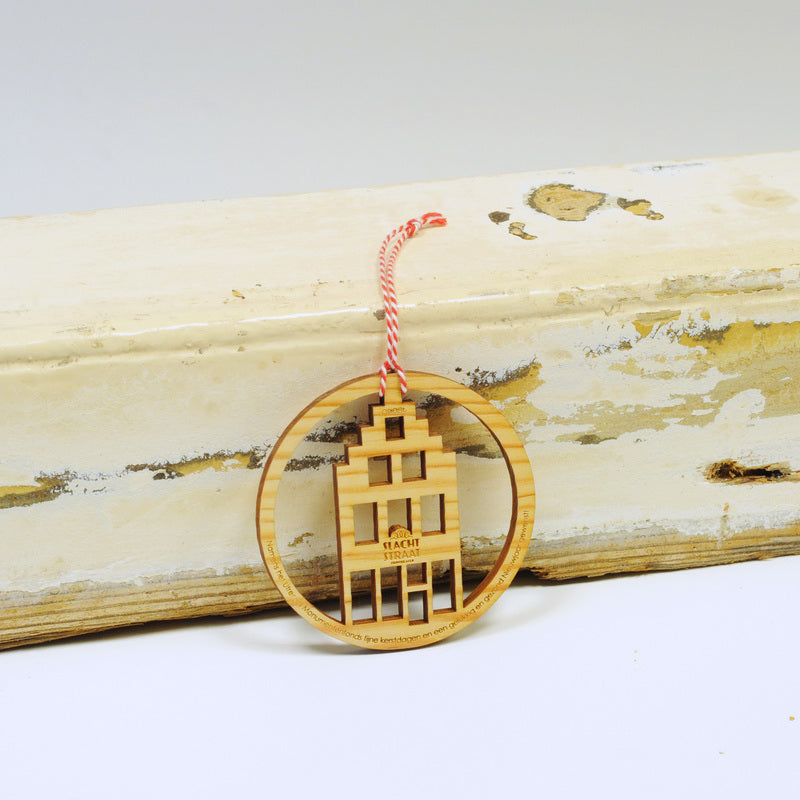 Duurzame houten kersthangers van Utrechts stadshout