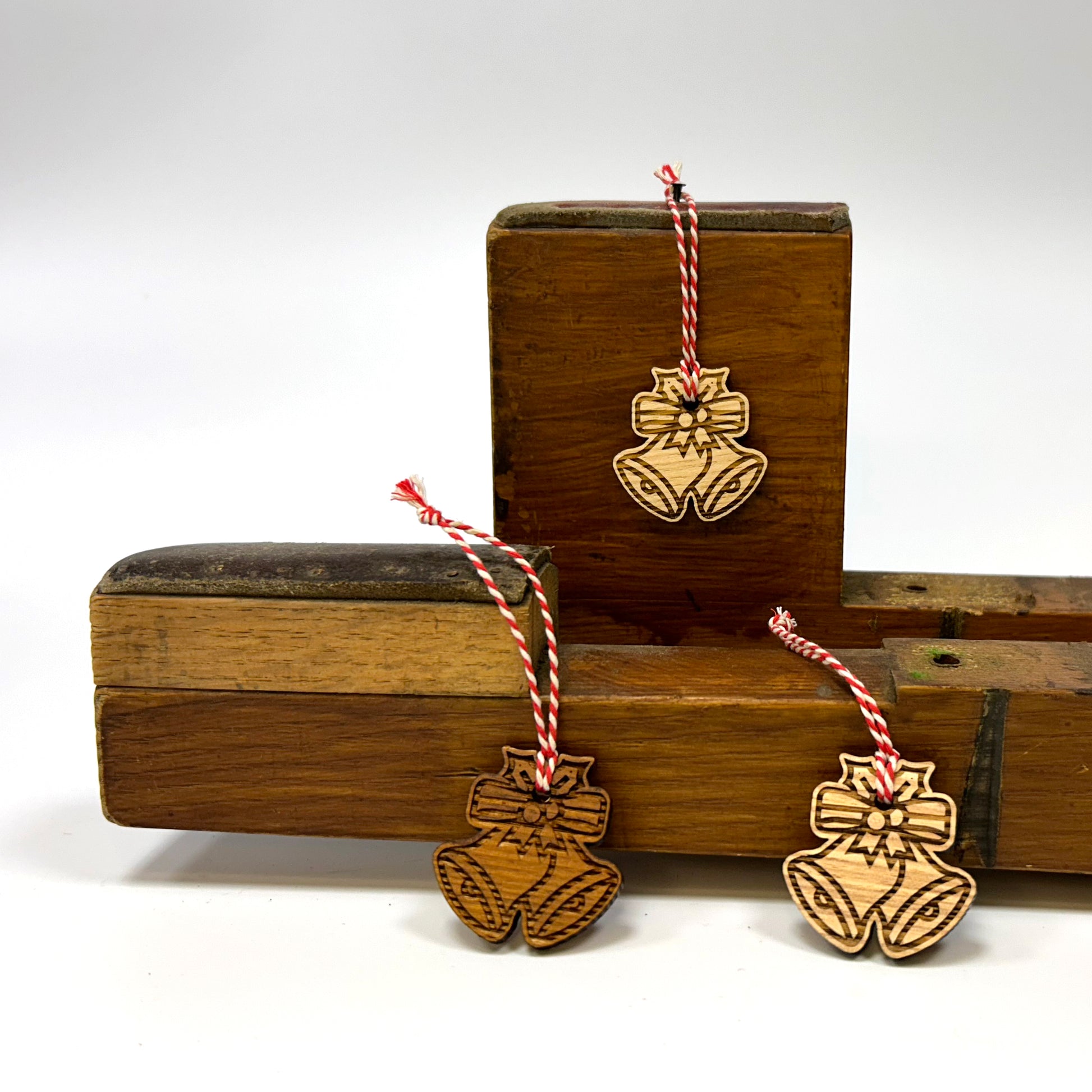 Kleine houten Domtoren-kerstklok, gemaakt van echt Domtorenhout, circulair souvenir.