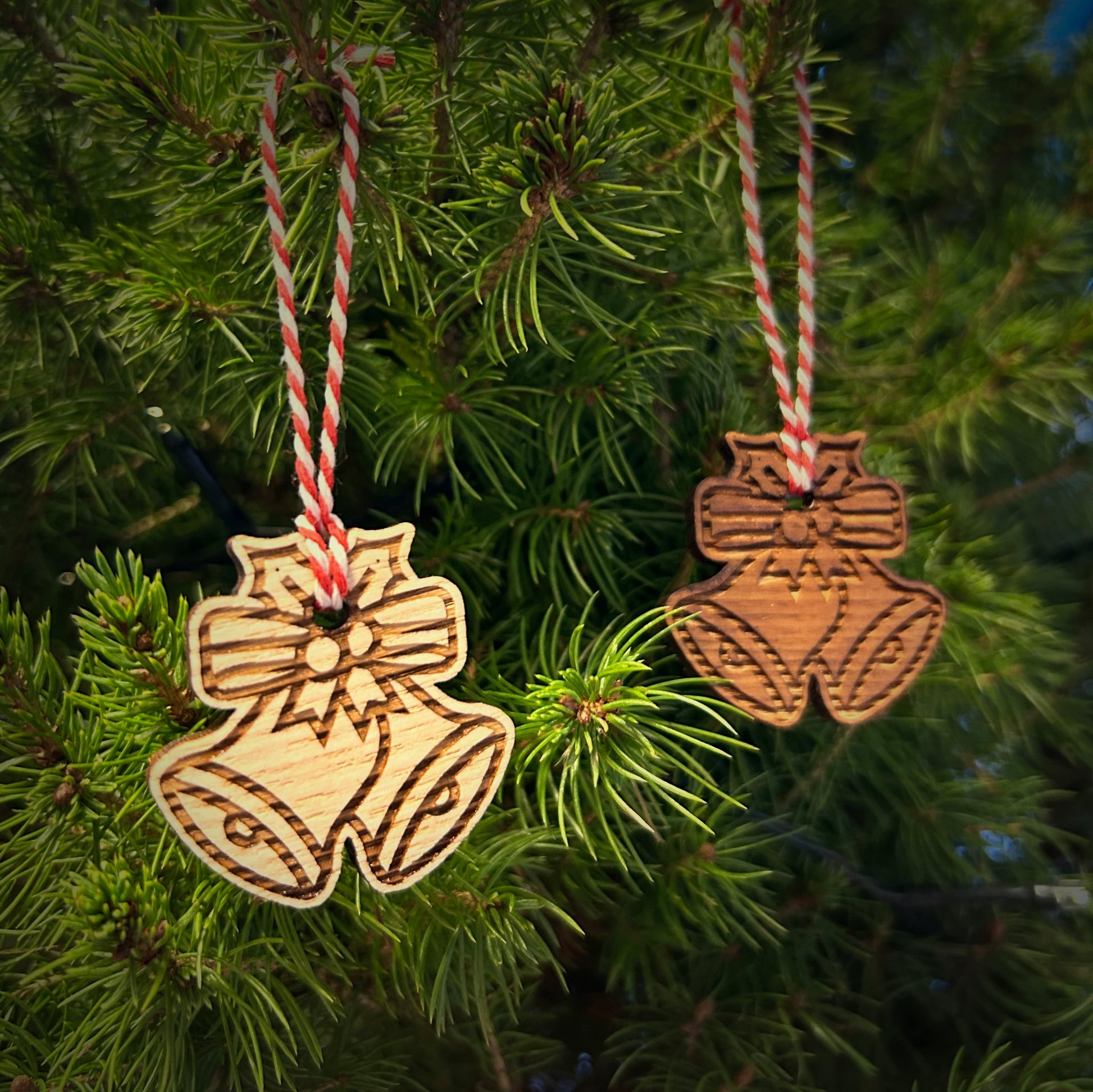 Kleine houten Domtoren-kerstklok, gemaakt van echt Domtorenhout, circulair souvenir.