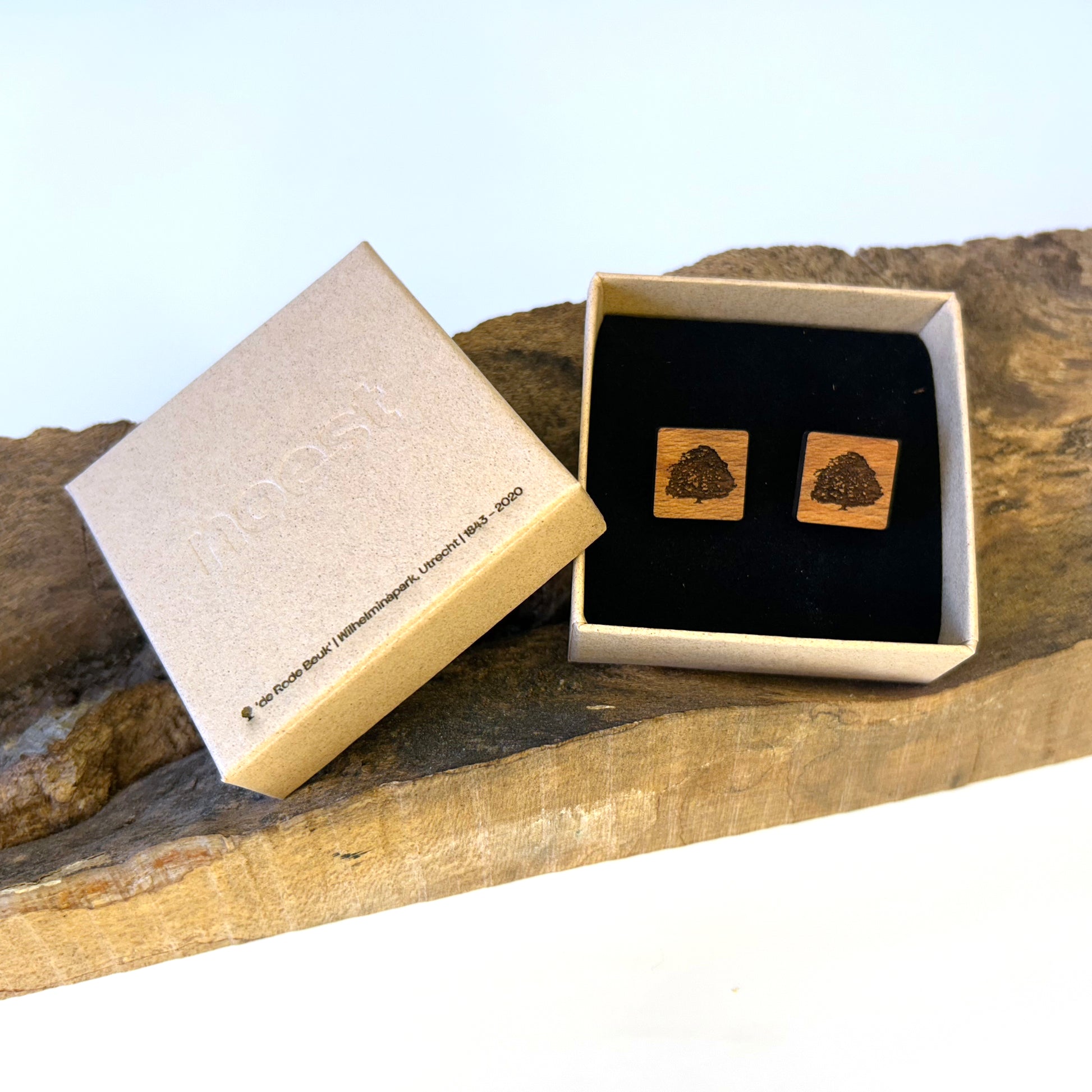 Houten manchetknopen van Rode Beuk (Wilhelminapark), handgemaakt uit lokaal stadshout.
