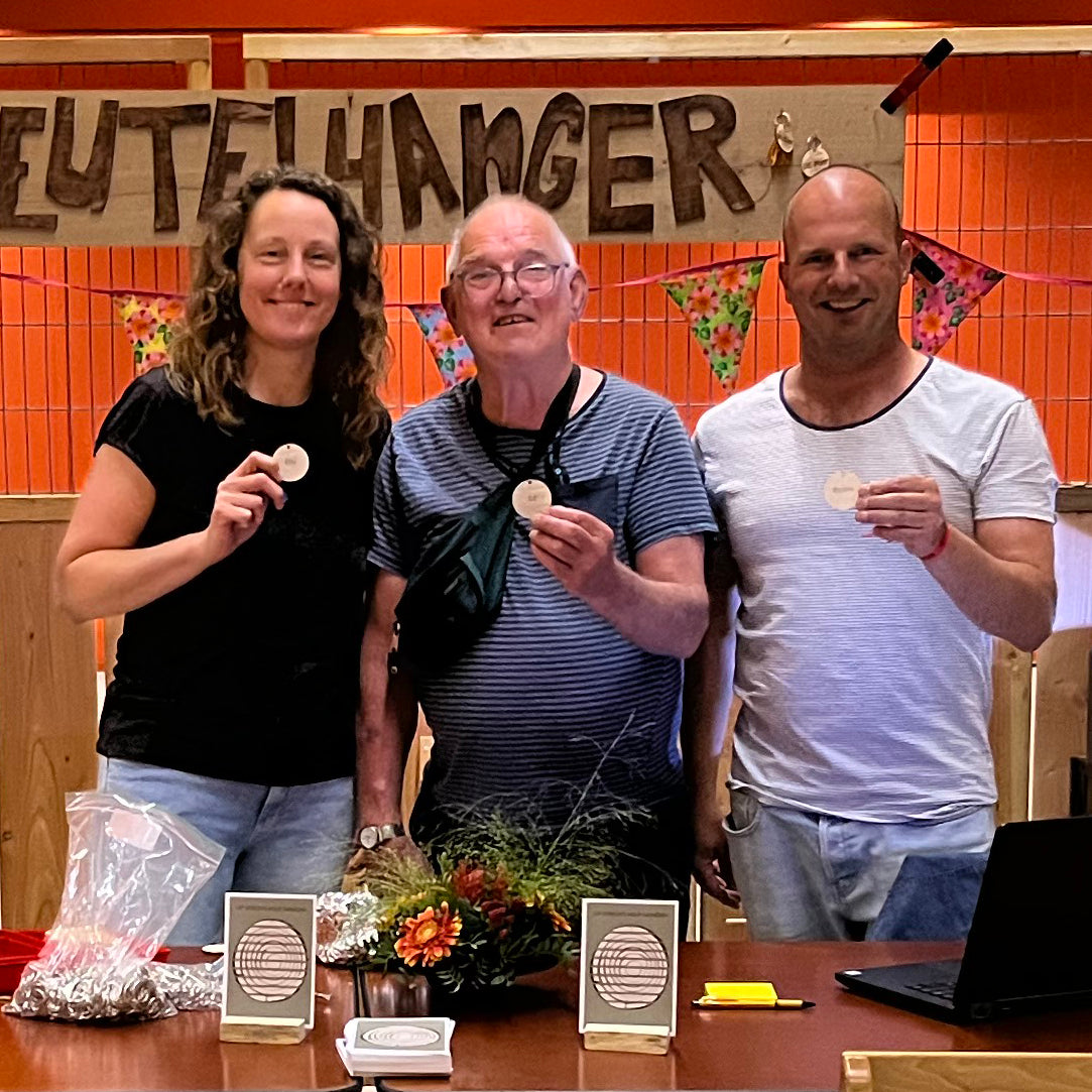 Handegmaakte sleutelhangers samen met sociale werkplaats Remake