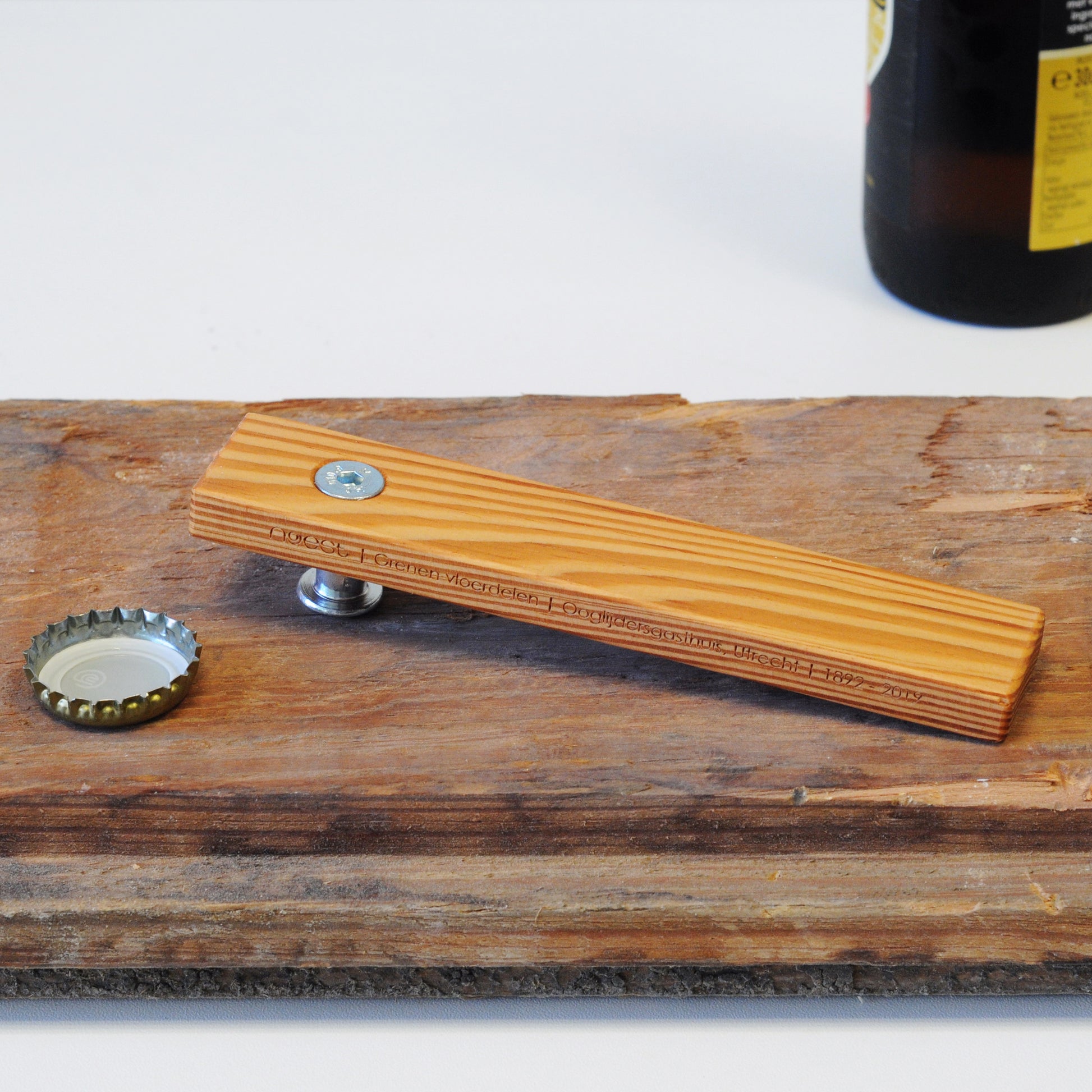 Houten flesopener van stadshout (Noest), duurzaam relatiegeschenk met logo-optie.