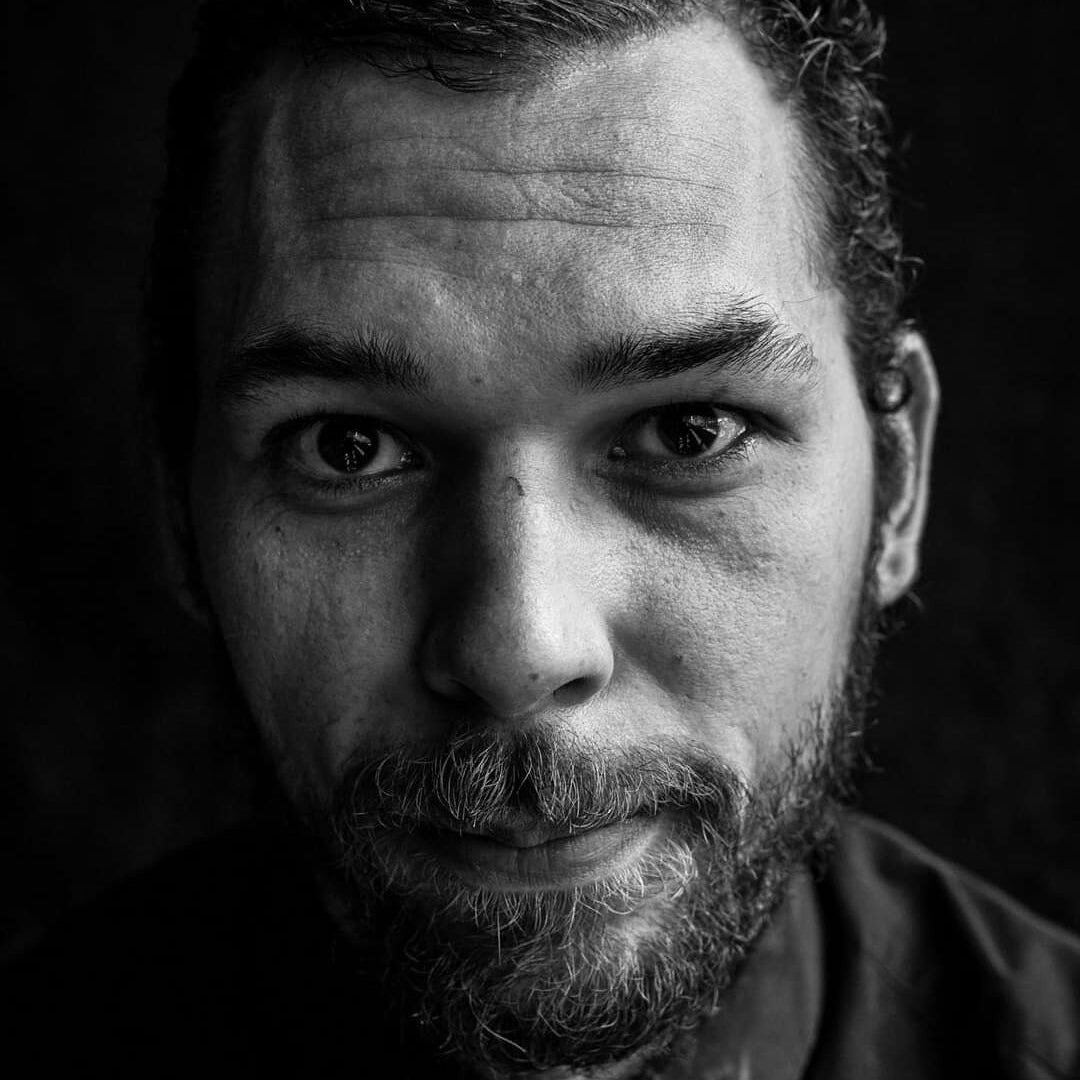 Kunstwerk “Papa Lo”, abstract houtportret op Utrechtshout, door lokale kunstenaar, uniek.