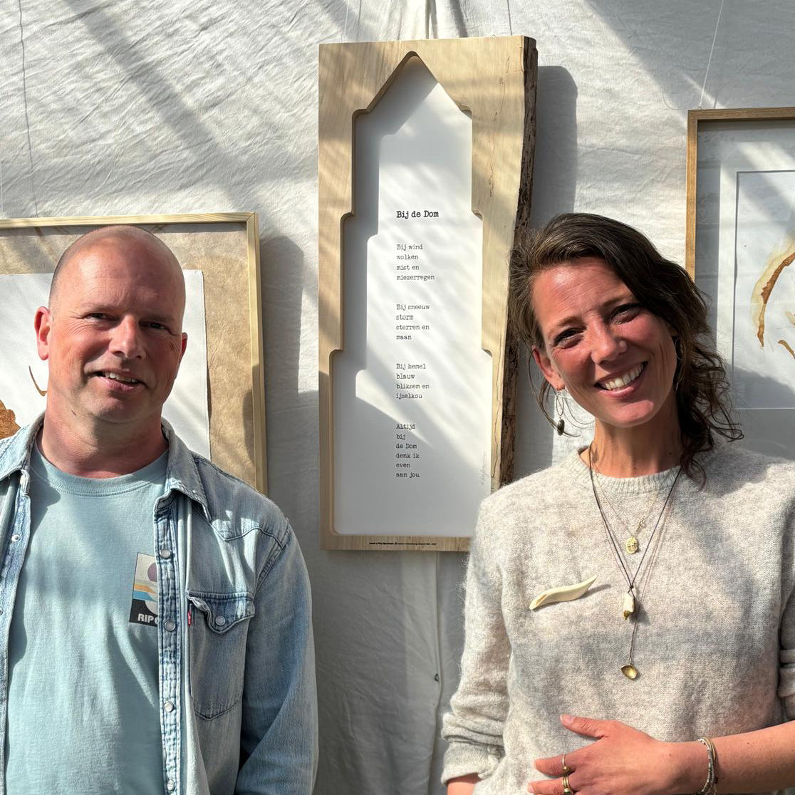 Kunstwerk van Kitty Geertman “Bij de Dom”, uit lokaal hout gesneden stadsgezicht, uniek.