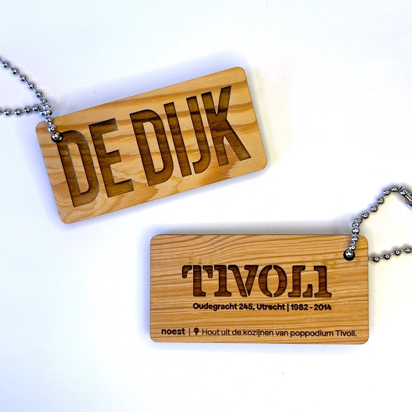 Houten Tivoli sleutelhanger (band De Dijk editie), gemaakt van hout uit poppodium Tivoli – uniek