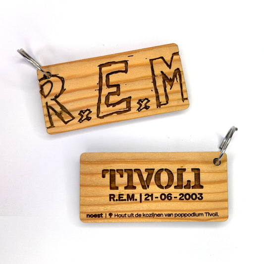 Houten sleutelhanger Tivoli “R.E.M.” – stukje zaalhout van concert, duurzaam nostalgie.