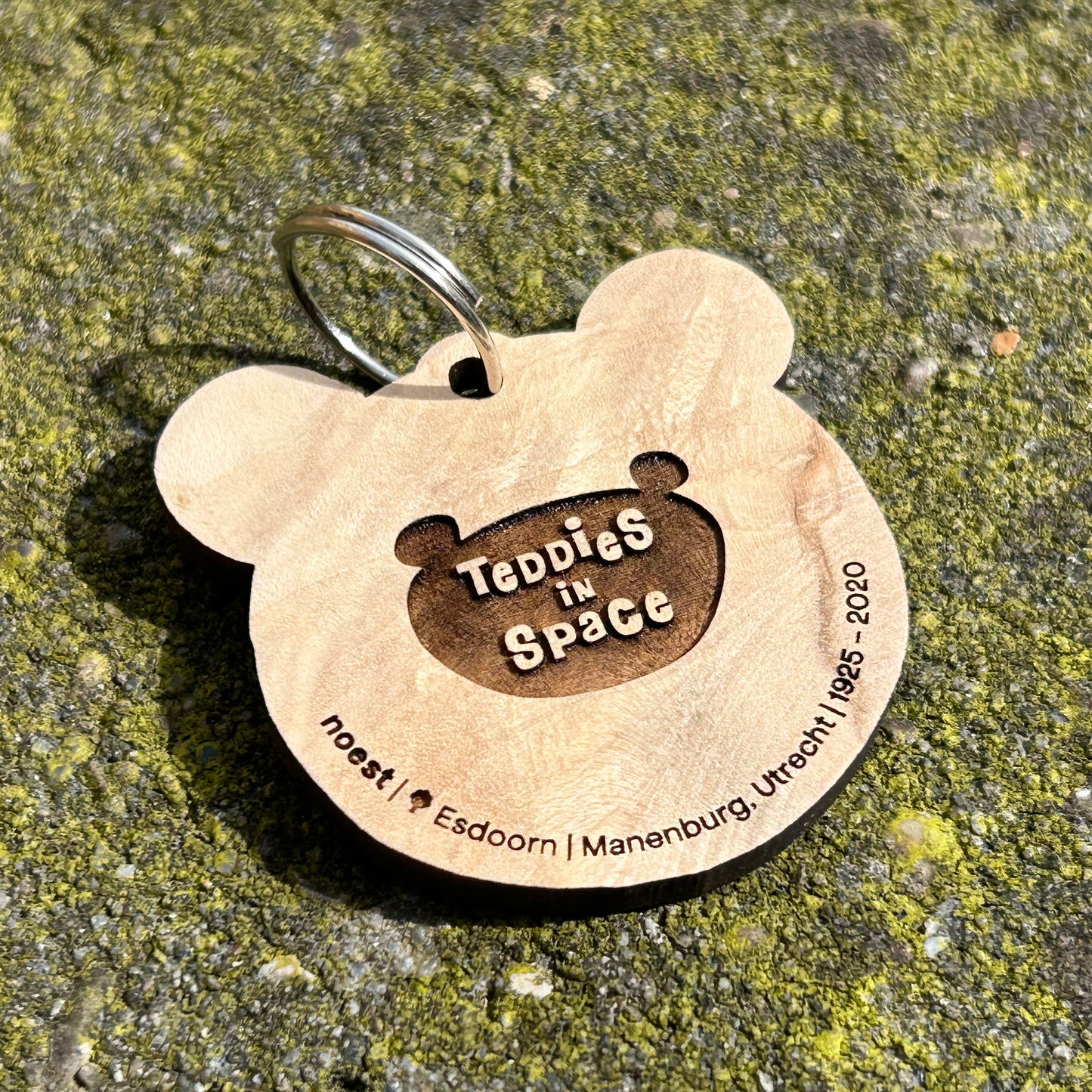 Houten sleutelhanger “Teddies in Space” (Utrechtse kunstenaar), duurzaam en speels.