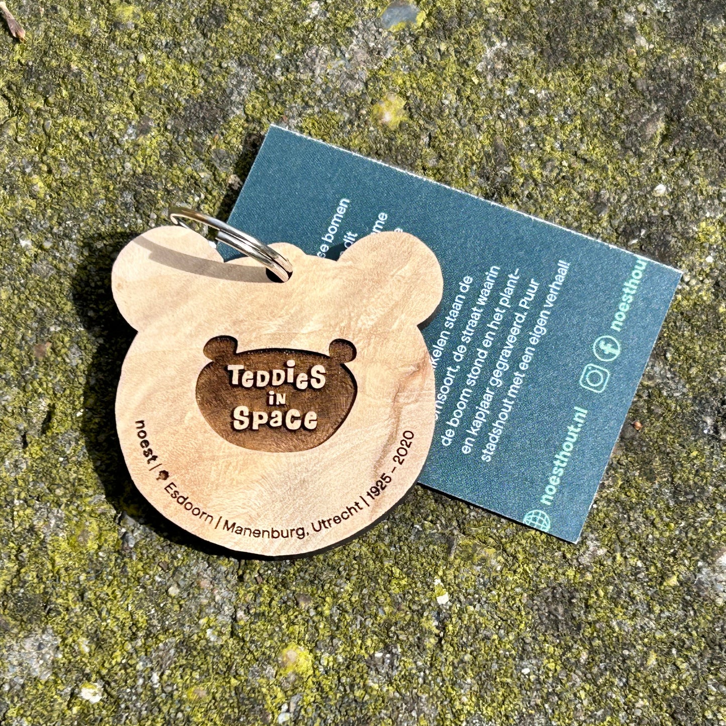Houten sleutelhanger “Teddies in Space” (Utrechtse kunstenaar), duurzaam en speels.