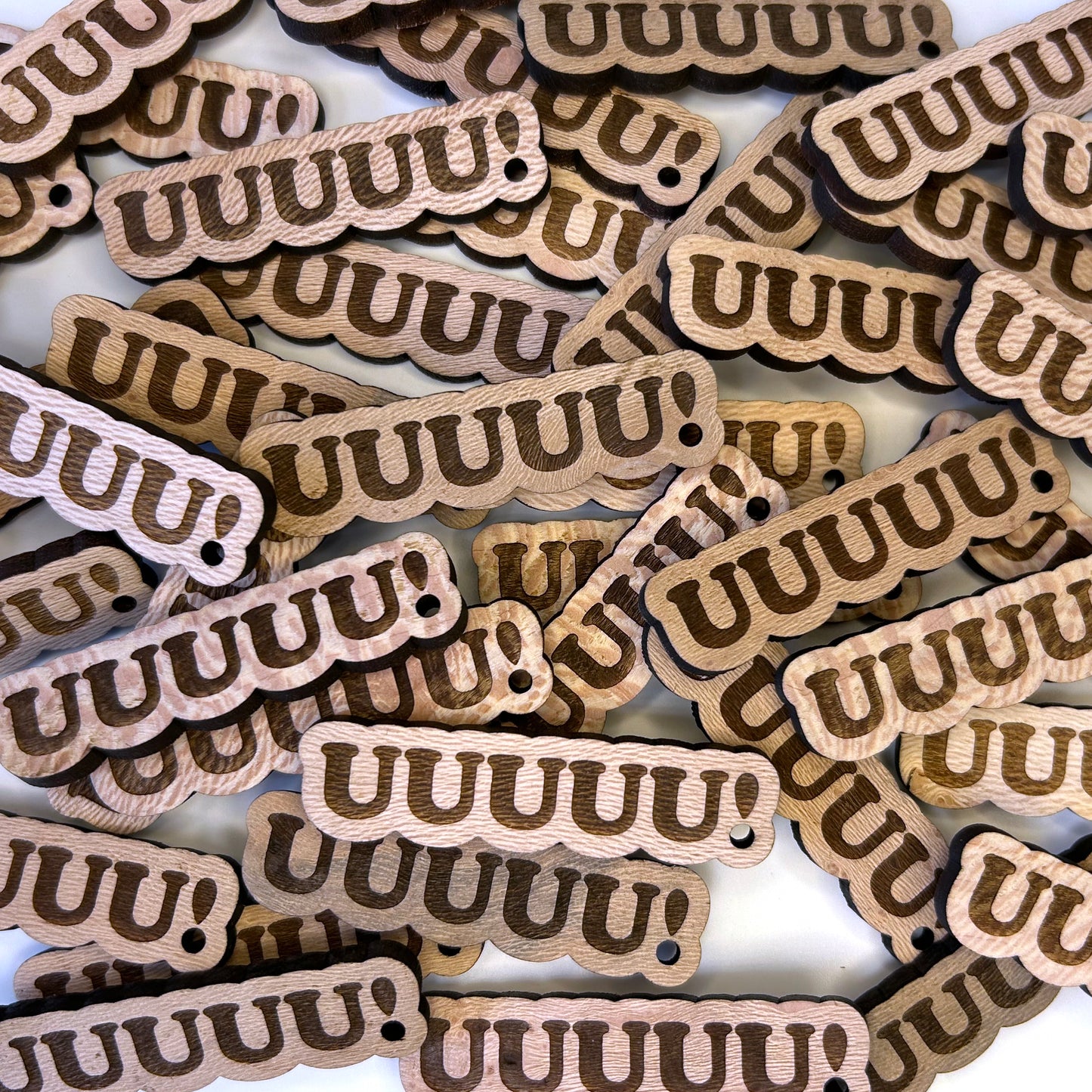 Houten sleutelhanger “UUUUU!” (Utrecht U-symbool), lokaal stadshout, speels design.