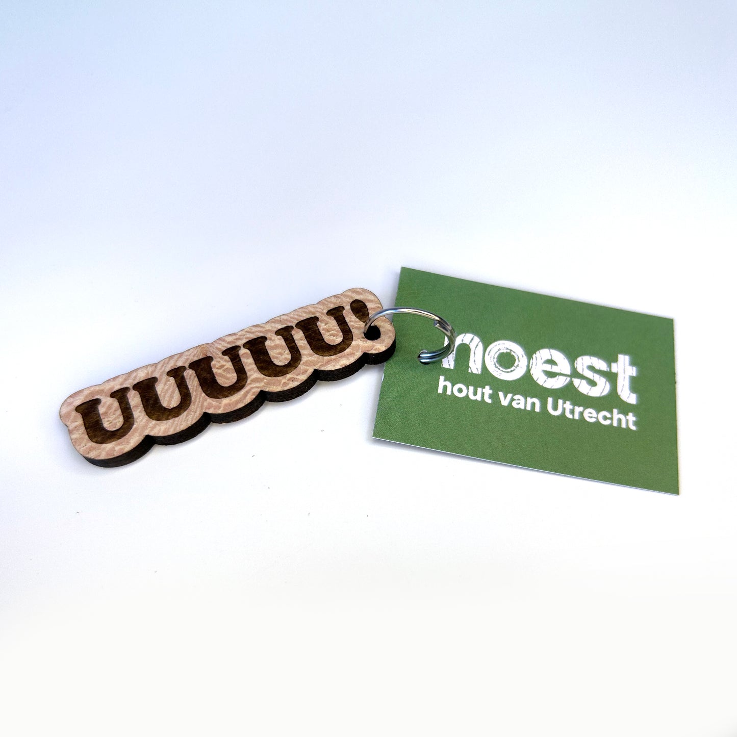 Houten sleutelhanger “UUUUU!” (Utrecht U-symbool), lokaal stadshout, speels design.