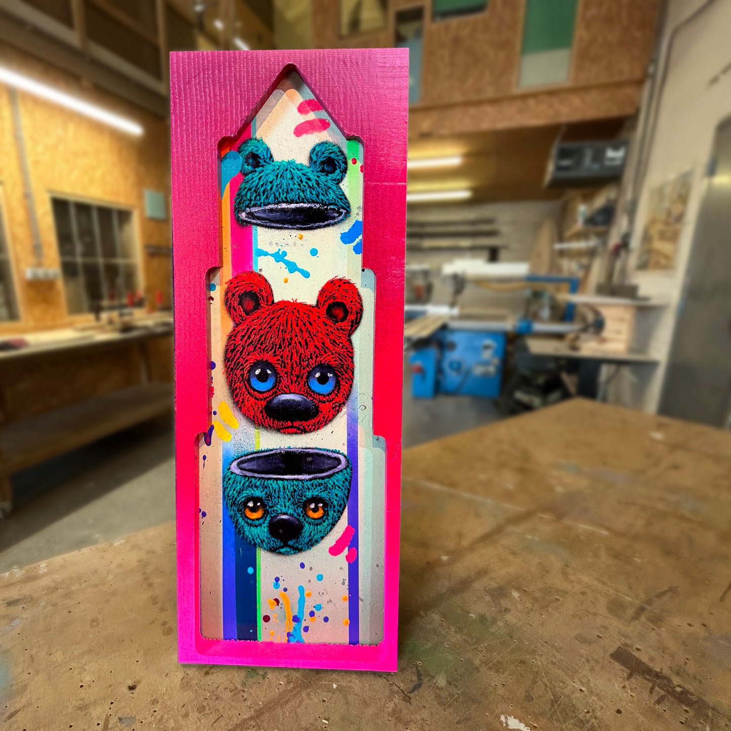 Kunstopject “Teddies in Space” uit Utrechts hout, speels ontwerp met duurzame boodschap, uniek.