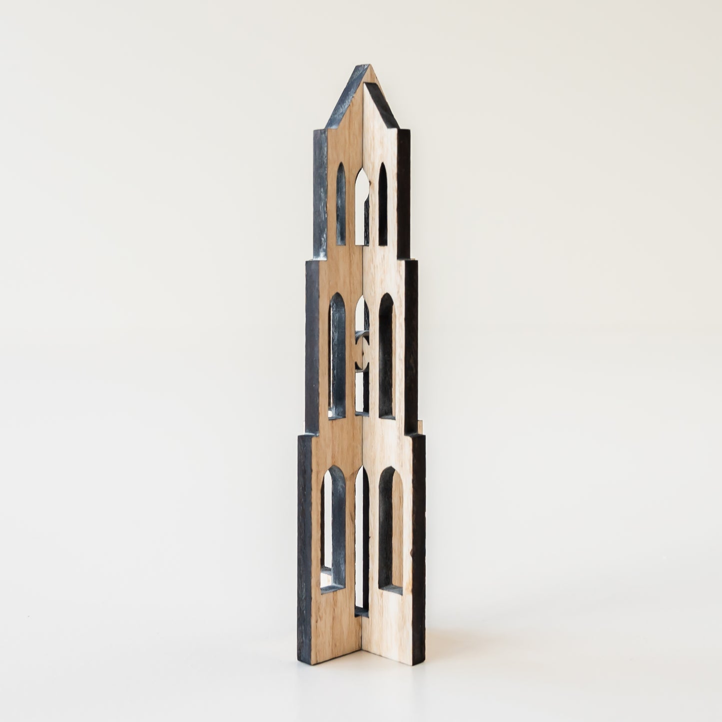 Houten bouwpakket “Domtoren” van Utrecht, duurzaam stadshout met gravering details.