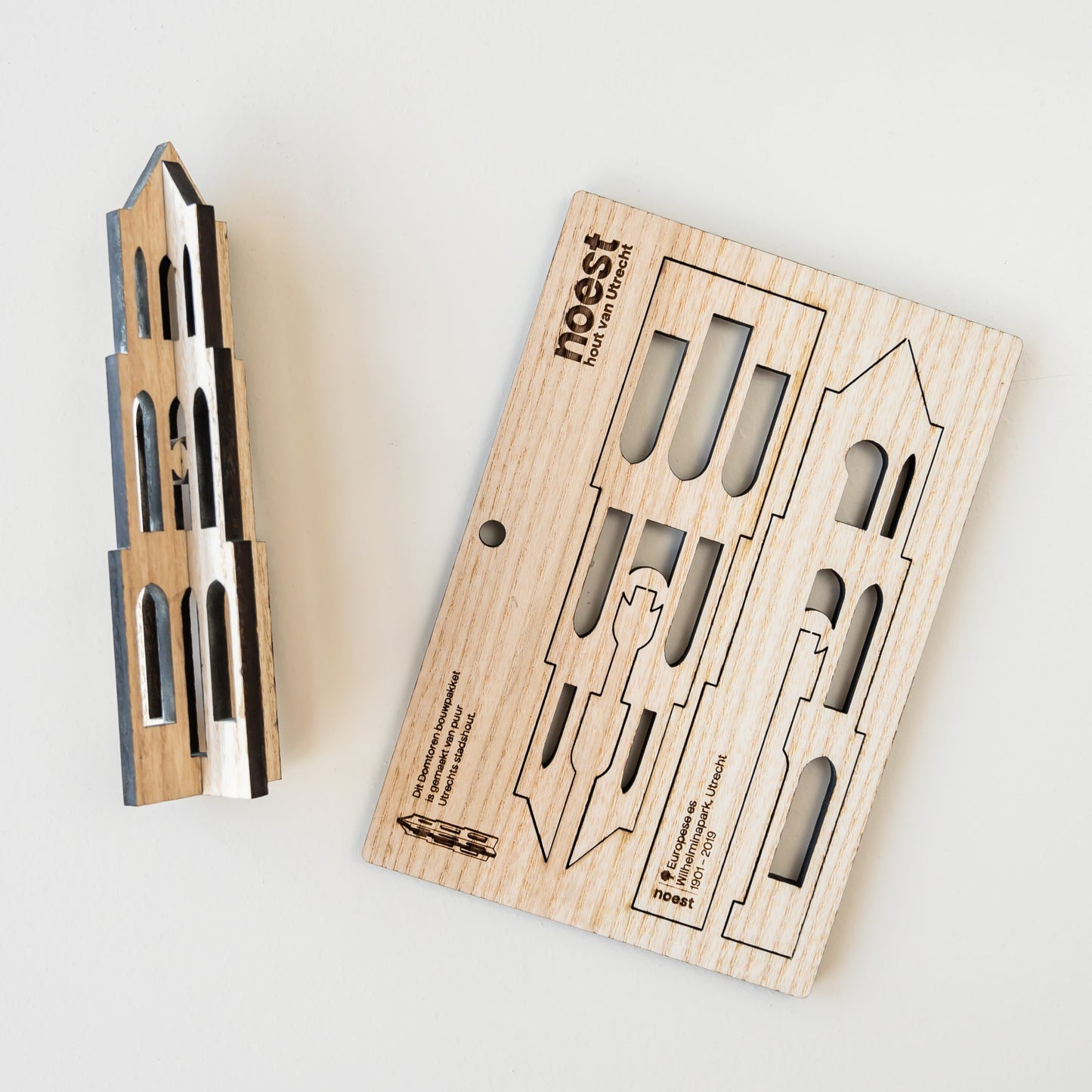 Houten bouwpakket “Domtoren” van Utrecht, duurzaam stadshout met gravering details.