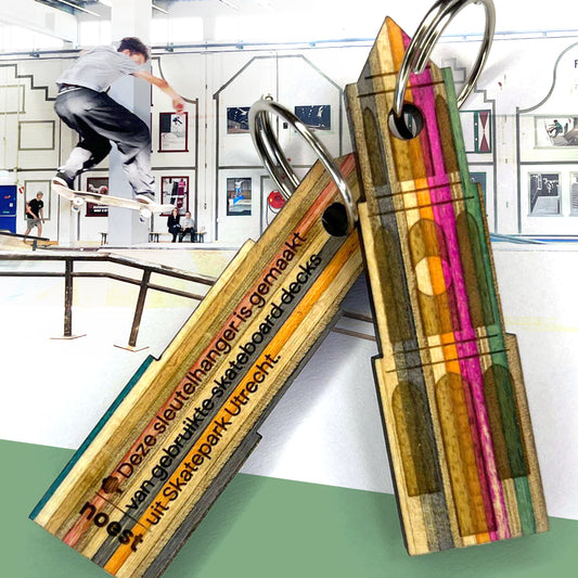 Sleutelhanger Domtoren van gerecycled skateboardhout, kleurrijk en duurzaam handgemaakt.