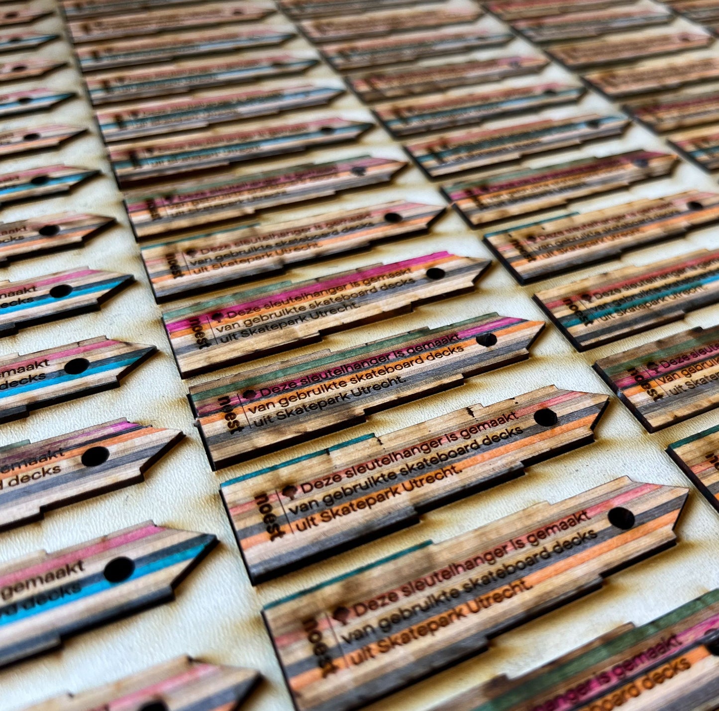 Sleutelhanger Domtoren van gerecycled skateboardhout, kleurrijk en duurzaam handgemaakt.