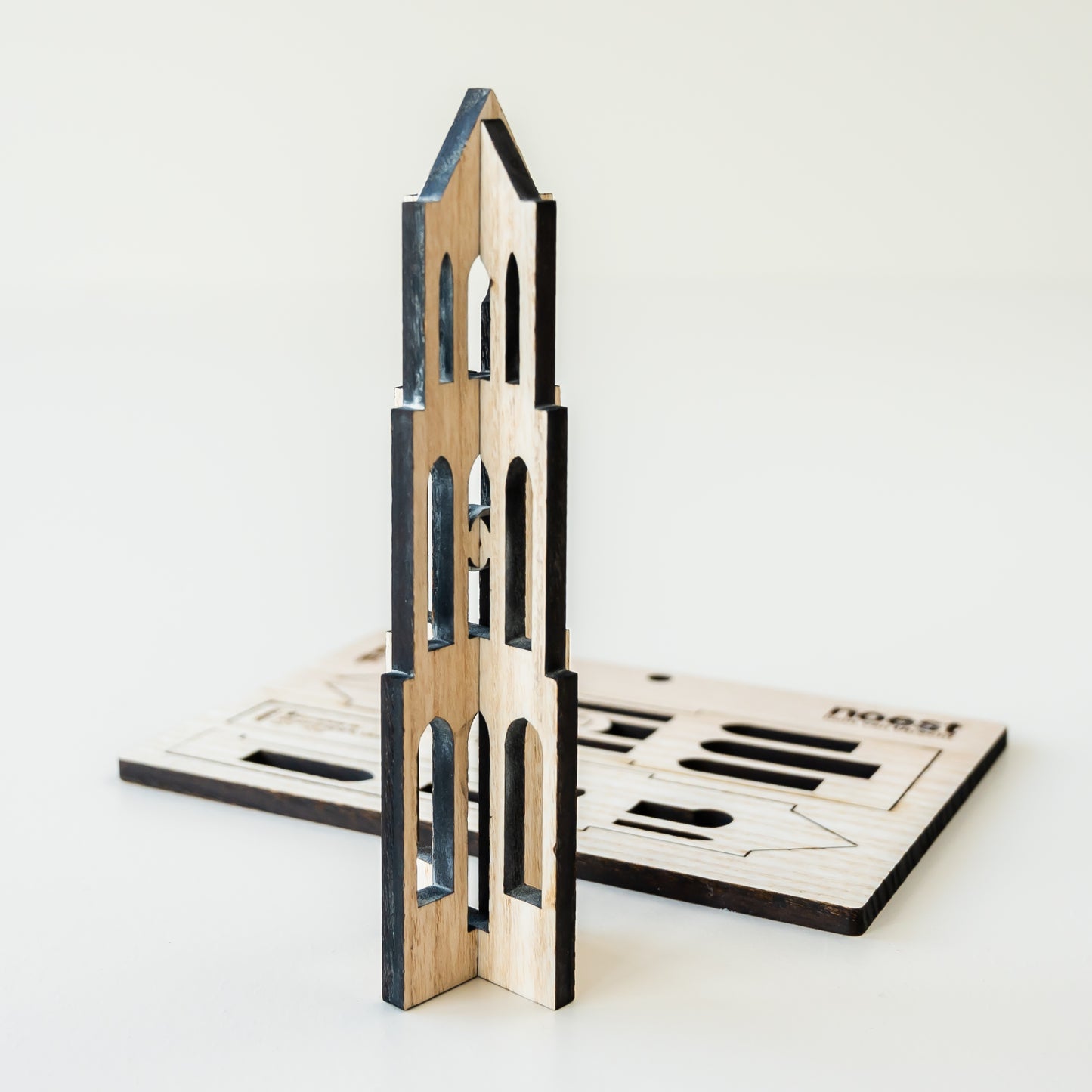 Houten bouwpakket “Domtoren” van Utrecht, duurzaam stadshout met gravering details.