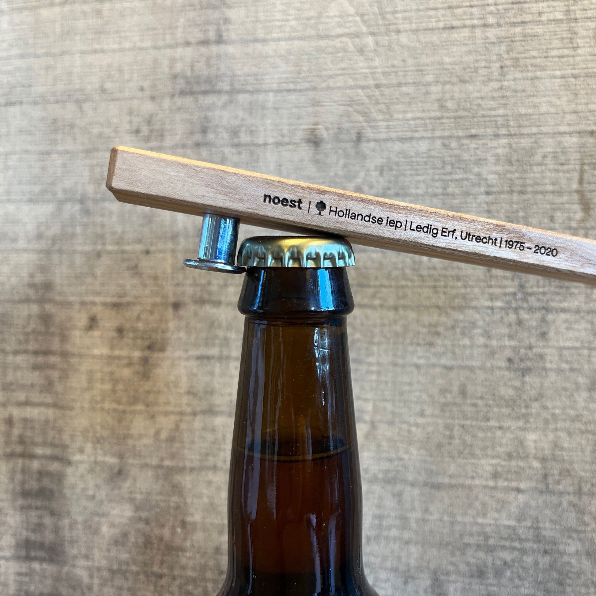 Houten flesopener van stadshout (Noest), duurzaam relatiegeschenk met logo-optie.