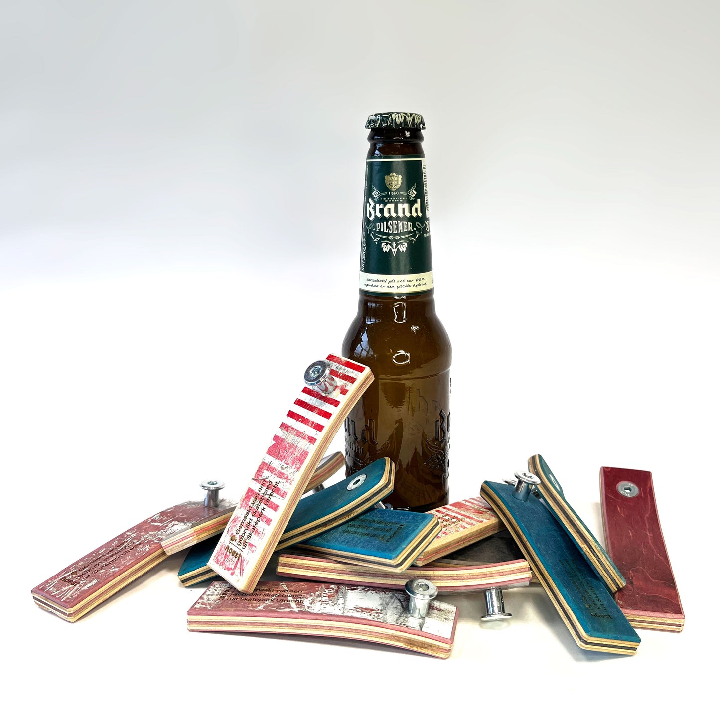 Vrolijke flesopener gemaakt van gerecycled skateboardhout – duurzaam en kleurrijk.