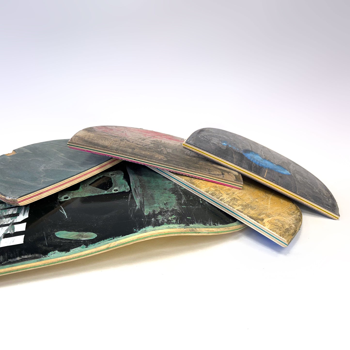 Vrolijke flesopener gemaakt van gerecycled skateboardhout – duurzaam en kleurrijk.