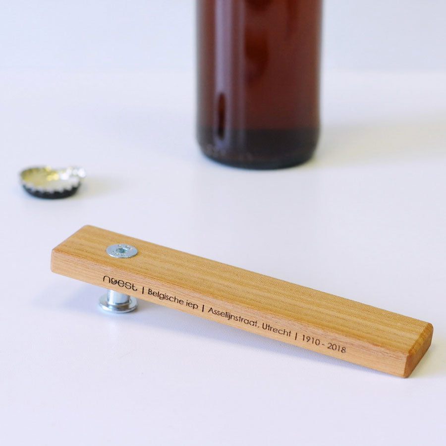 Houten flesopener van stadshout (Noest), duurzaam relatiegeschenk met logo-optie.