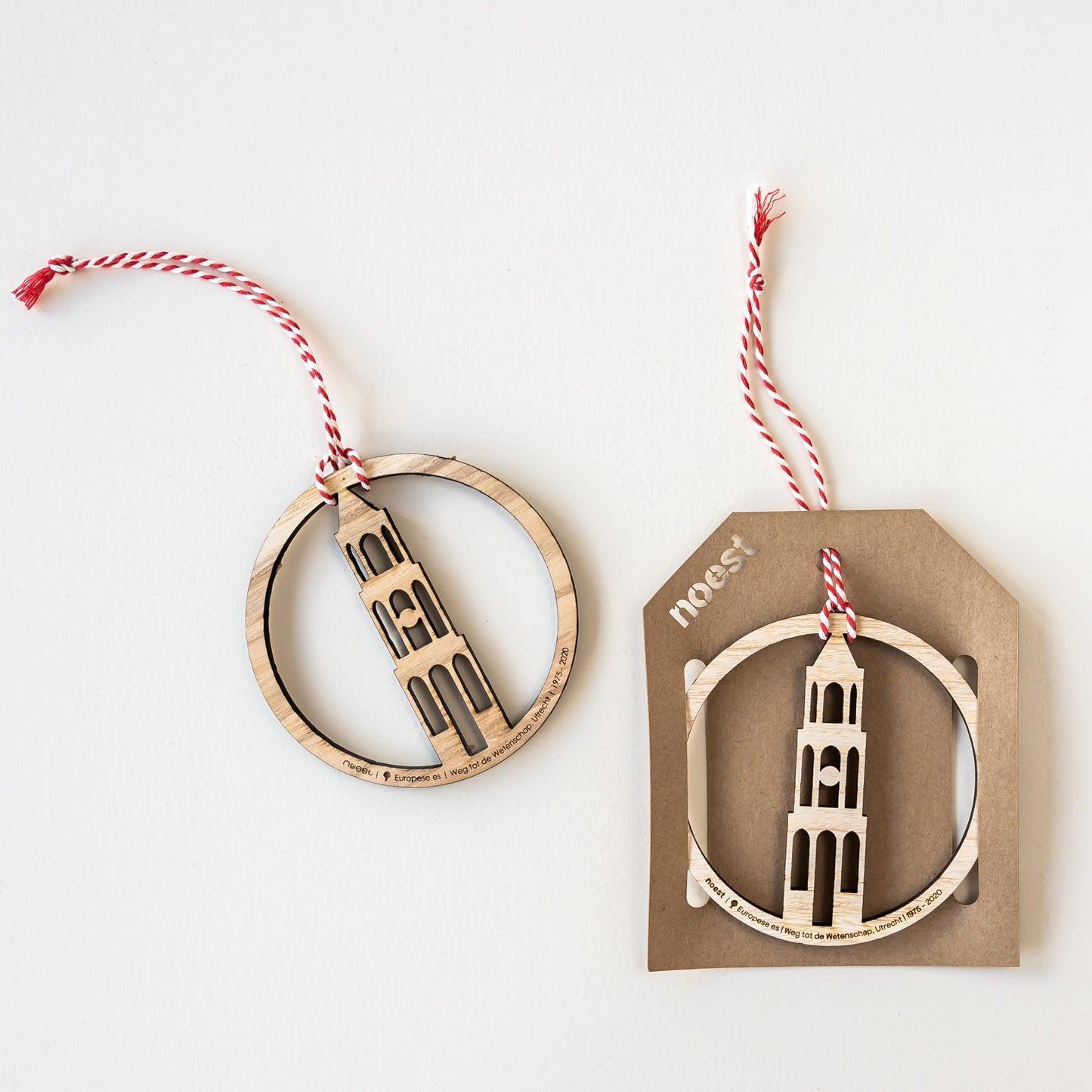 Ronde kersthanger met Domtoren-silhouet, gemaakt van lokaal stadshout, duurzaam.