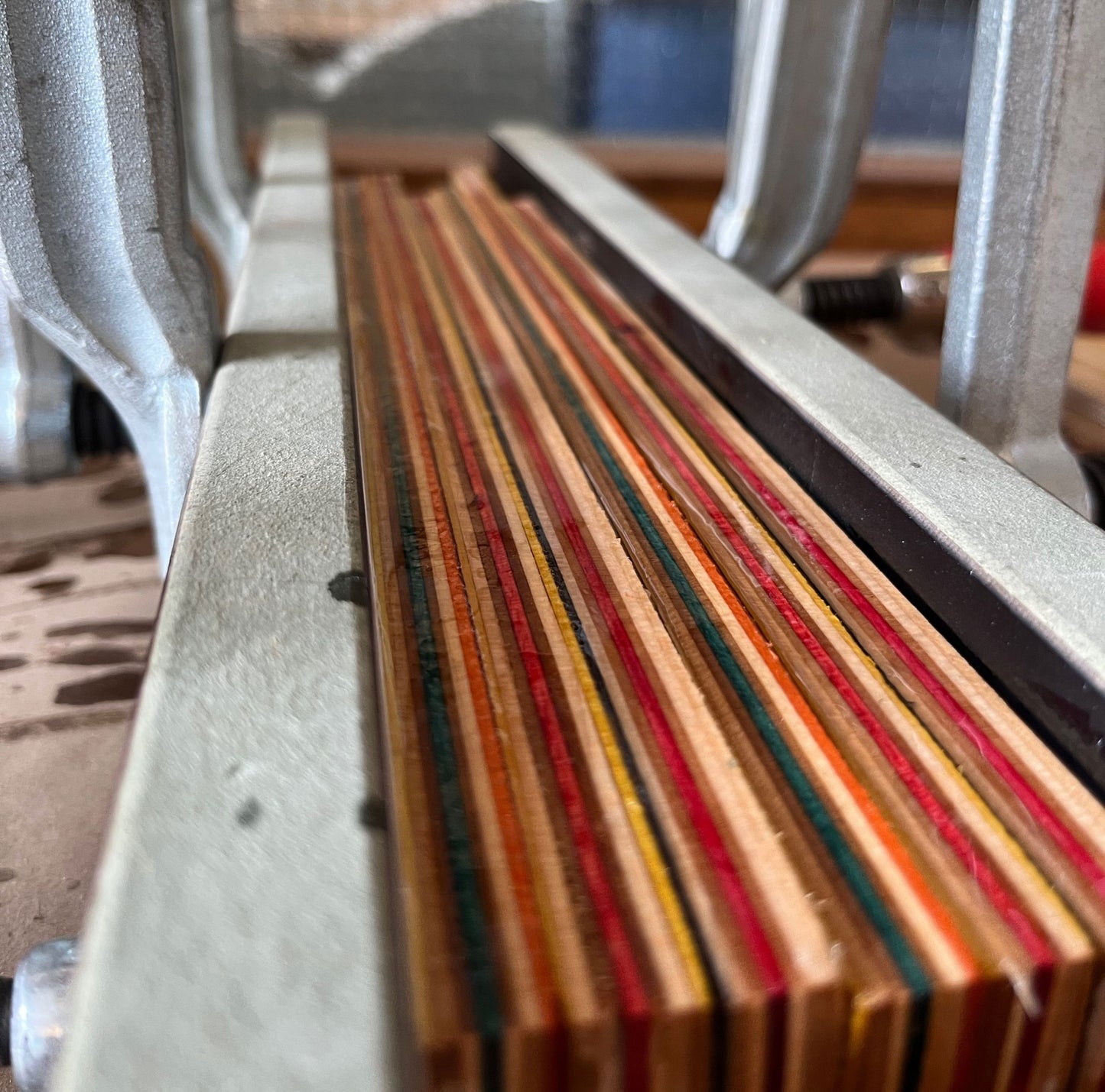Sleutelhanger Domtoren van gerecycled skateboardhout, kleurrijk en duurzaam handgemaakt.