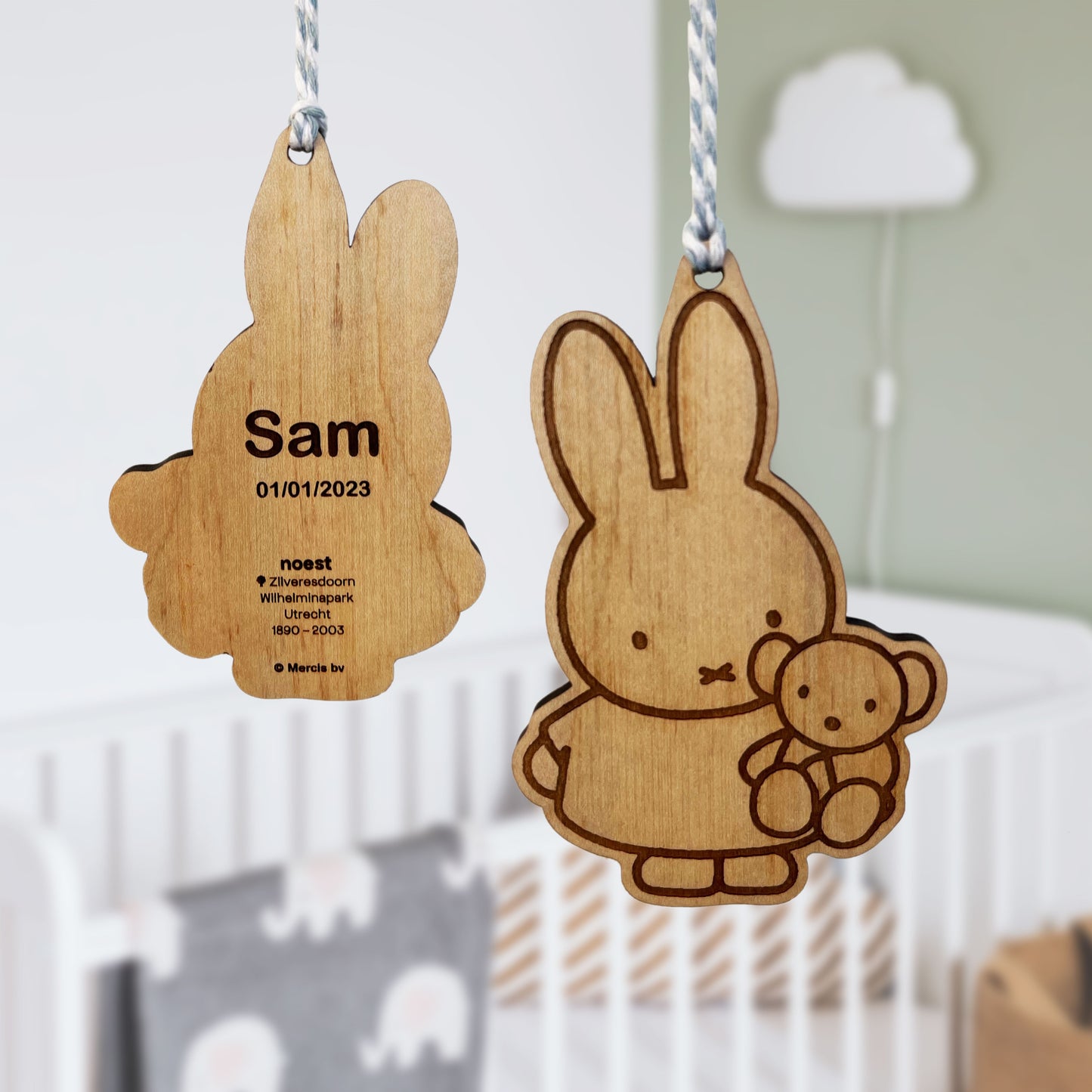 Houten geboortehanger nijntje met knuffel, lokaal hout handgemaakt – uniek kraamcadeau