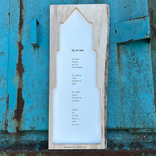 Kunstwerk van Kitty Geertman “Bij de Dom”, uit lokaal hout gesneden stadsgezicht, uniek.