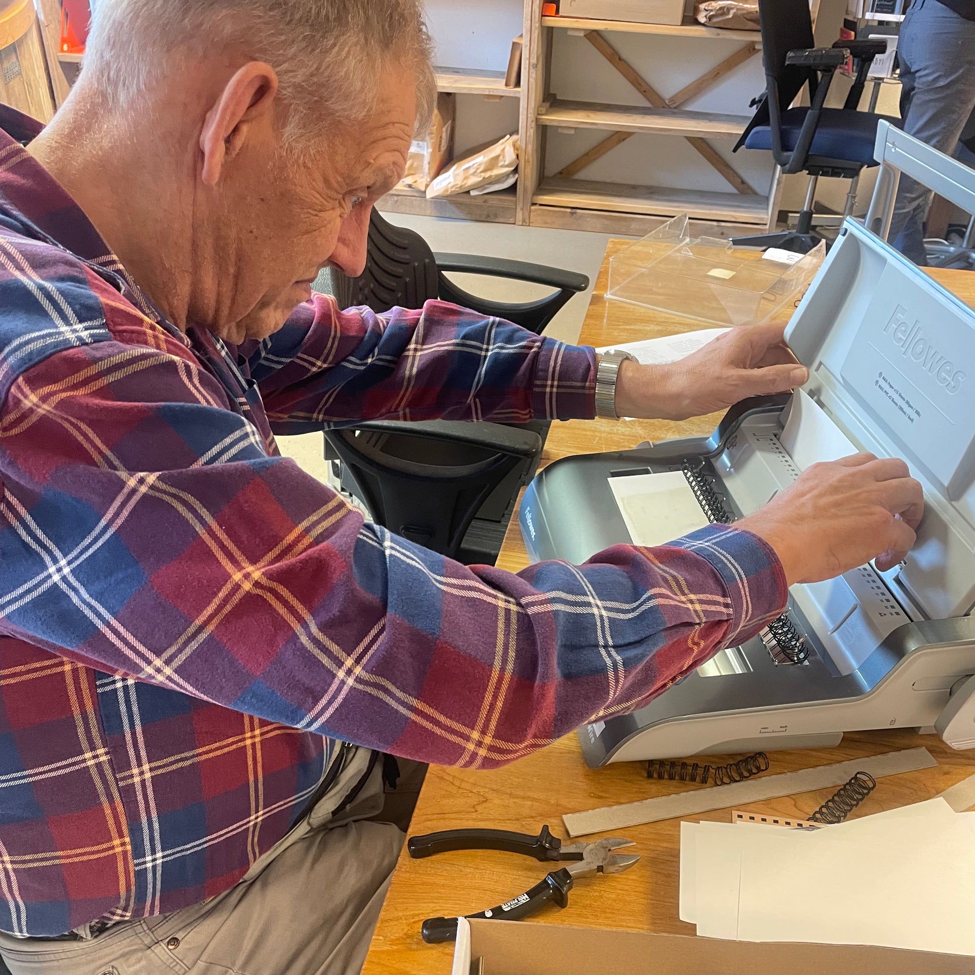 Close-up van de binding en randen van het schetsblok: handgemaakt ambachtelijk