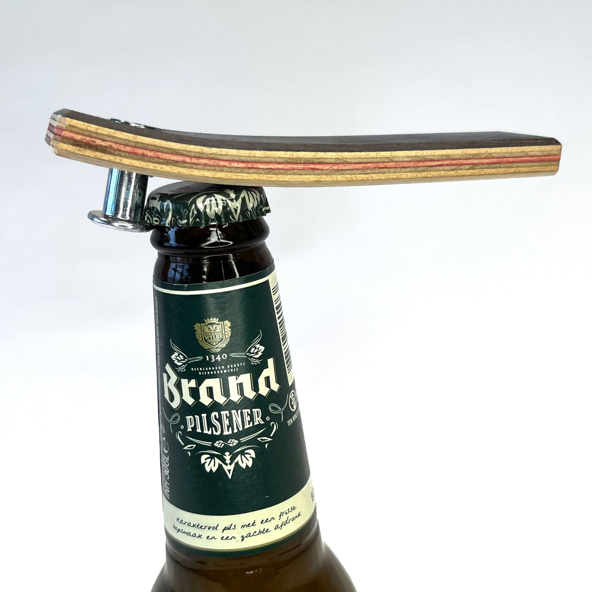 Vrolijke flesopener gemaakt van gerecycled skateboardhout – duurzaam en kleurrijk.