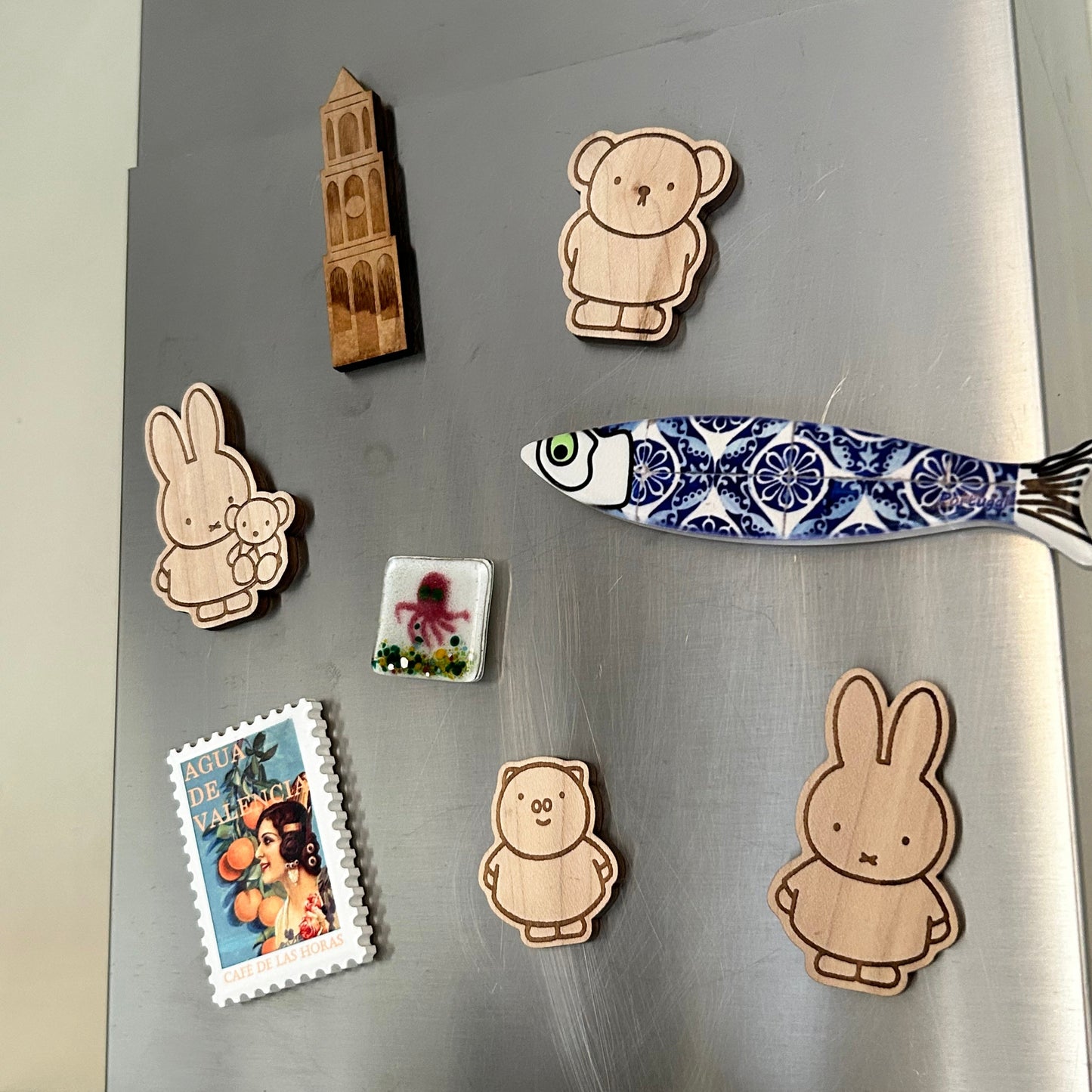 Houten Nijntje koelkastmagneet (met teddybeer), gemaakt van lokaal stadshout.