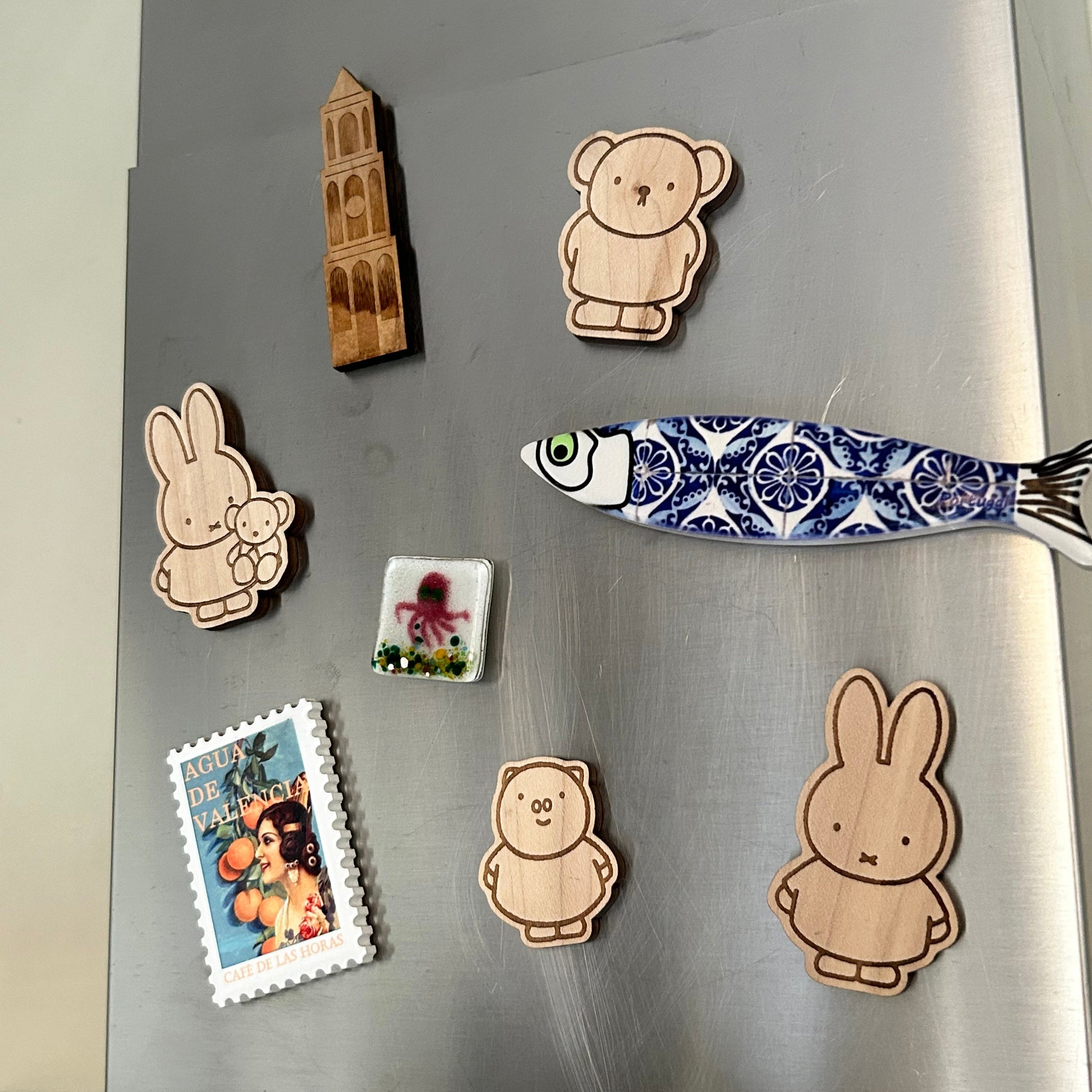 Houten Nijntje koelkastmagneet (met teddybeer), gemaakt van lokaal stadshout.