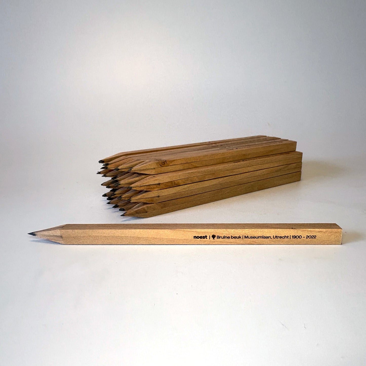 Het bijgeleverde potlood, gemaakt uit resthout van Utrecht