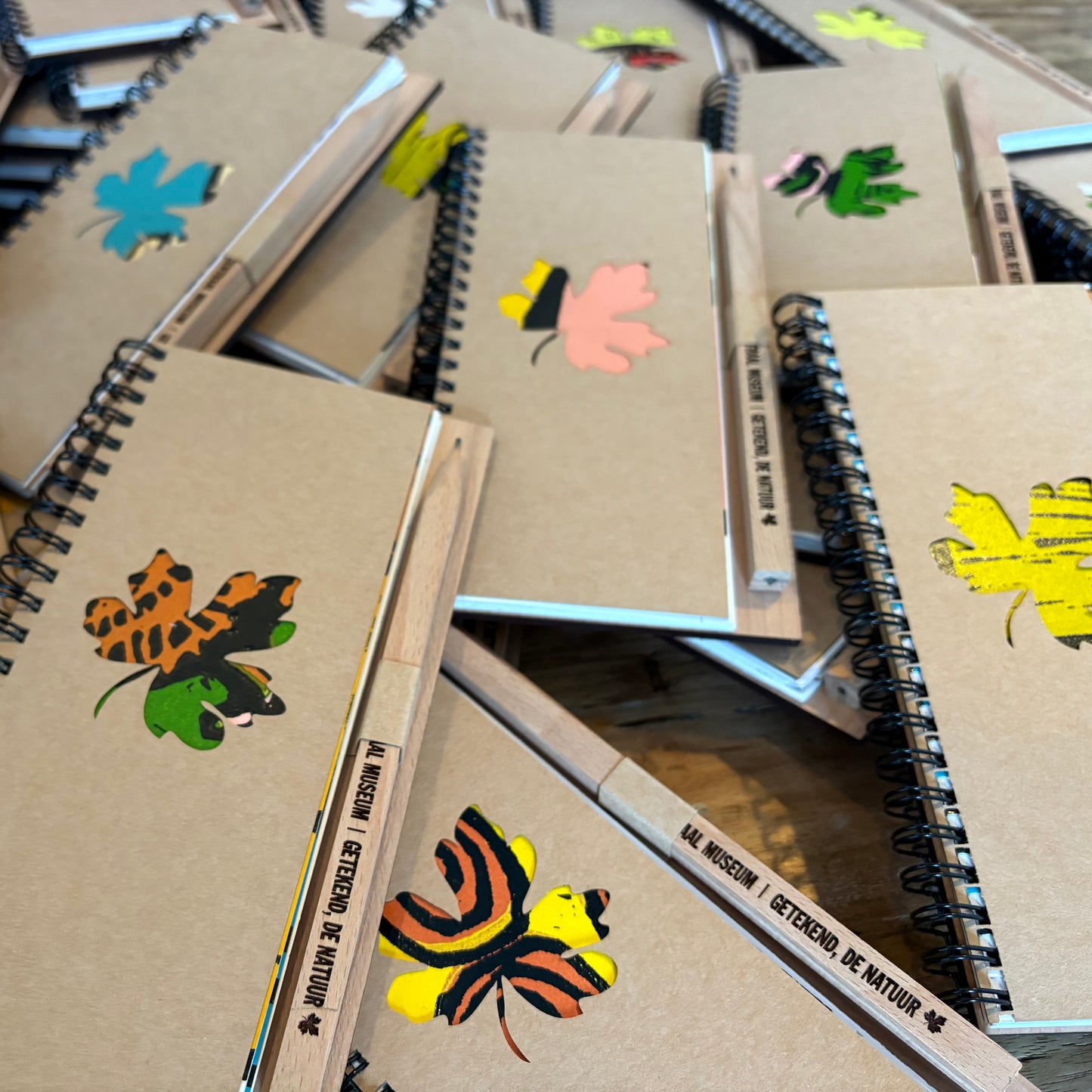 Gepersonaliseerde schetsblokken in de museumwinkel van het Centraal Museum.