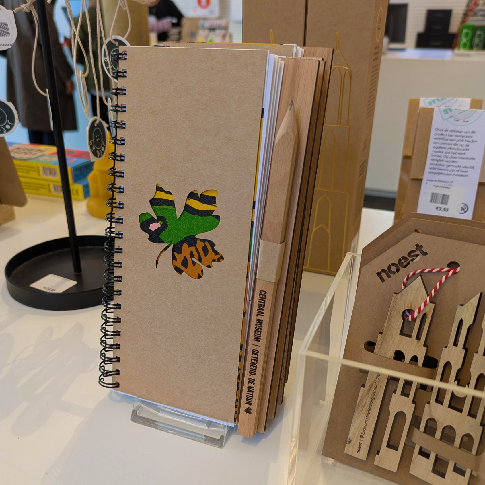 Gepersonaliseerde schetsblokken in de museumwinkel van het Centraal Museum.