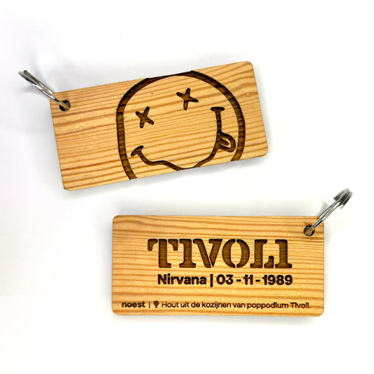 Houten sleutelhanger Tivoli “Nirvana” (concertplankje), uniek duurzaam muzieksouvenir.