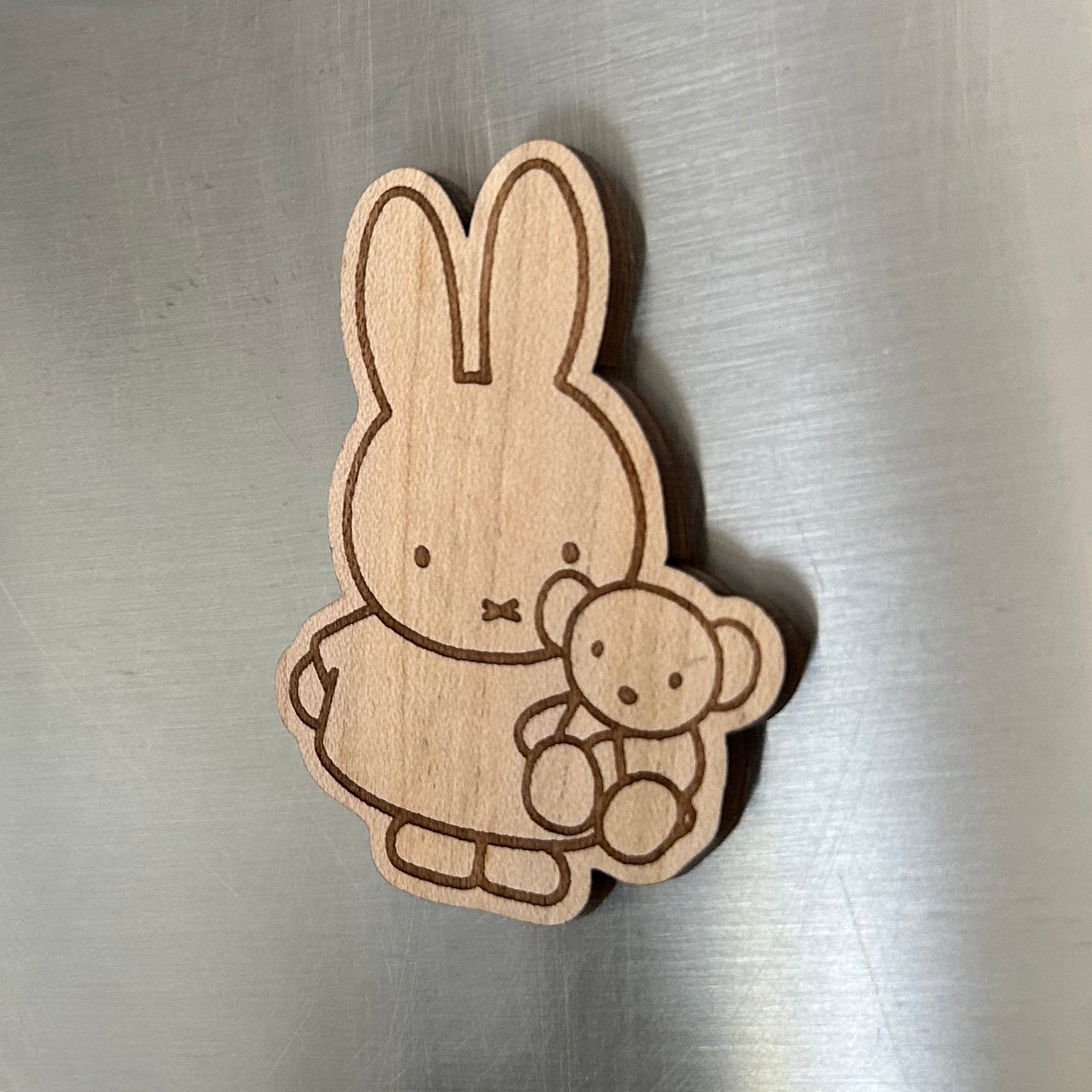 Houten nijntje koelkastmagneet (met teddybeer), gemaakt van lokaal stadshout.
