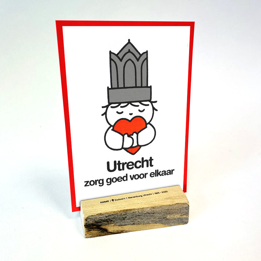 Houten kaarthouder van stadshout Utrecht, handgemaakt duurzaam bureau-accessoire.